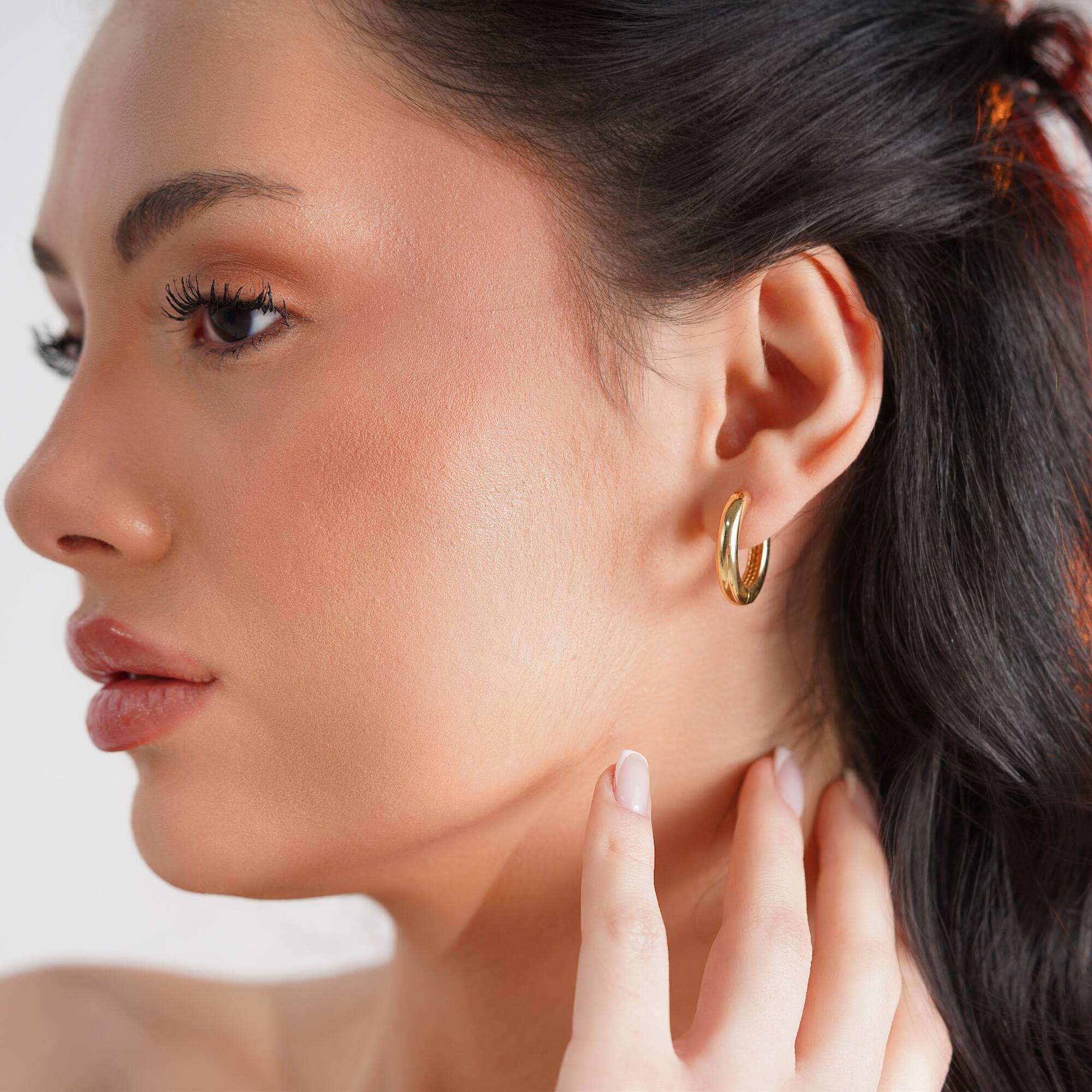 Medium Bold Hoop Earrings in 14K Gold