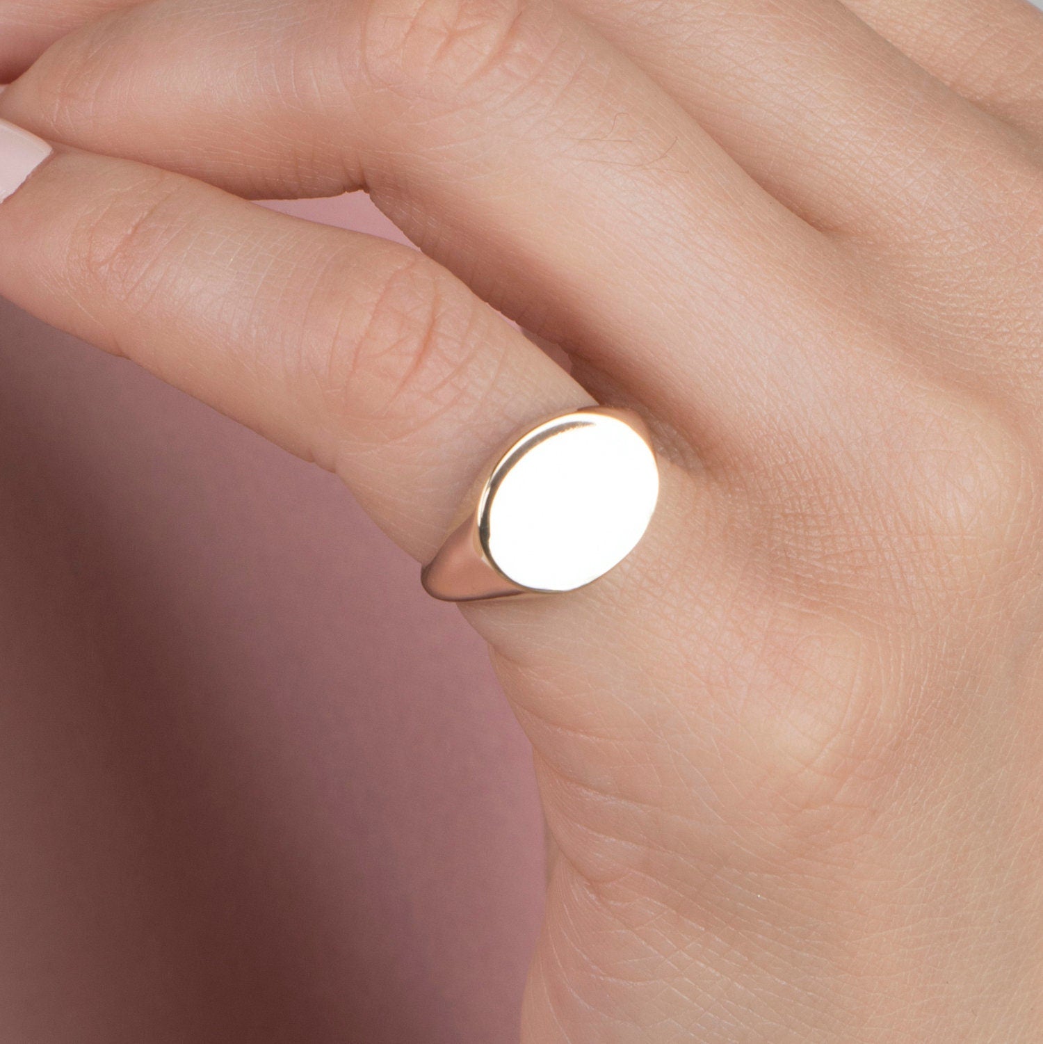 Oval Signet Ring in 14K Gold